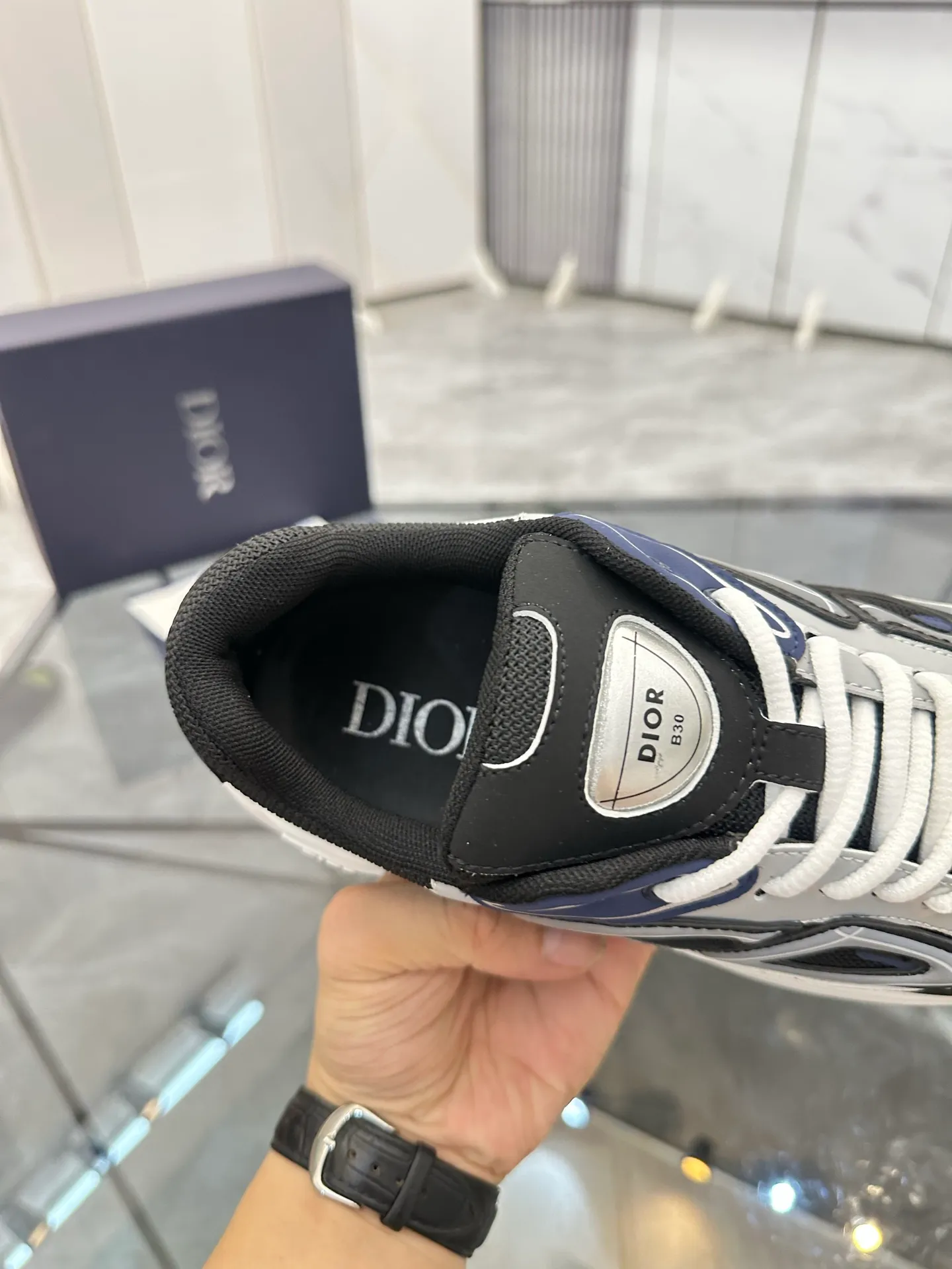 Men's shoes: 💰P400¥ Available in Guangzhou Product trademark: Dior* "Dior*" low-top casual shoes Regular size: 35-46 (can be customized to 47) Couple style Product materials: Upper imported cowhide stitched with original fabric, breathable lining, ultra-light foam original outsole. No.: 007